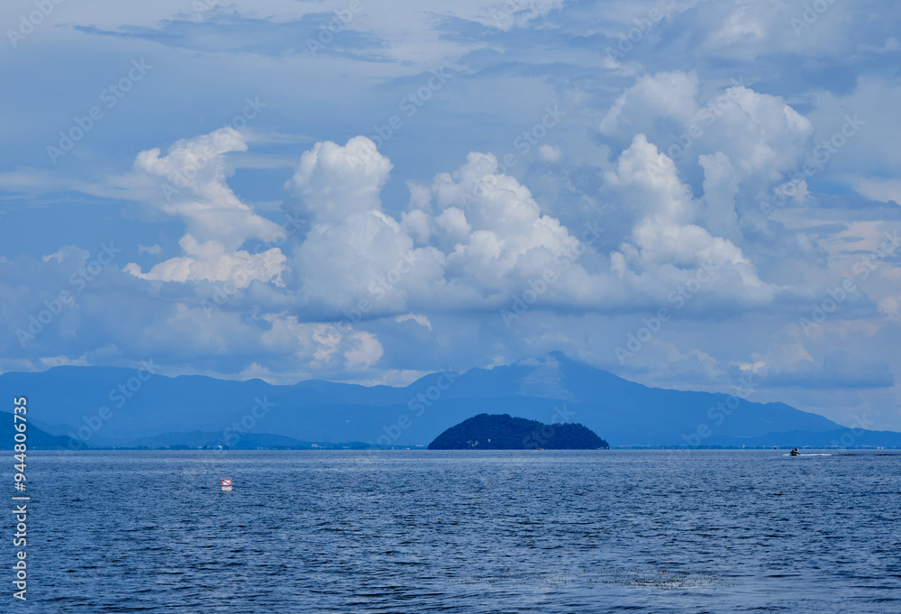 厳しい残暑の琵琶湖と青空 厳しい残暑の琵琶湖と青空