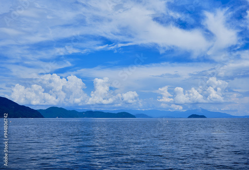 厳しい残暑の琵琶湖と青空