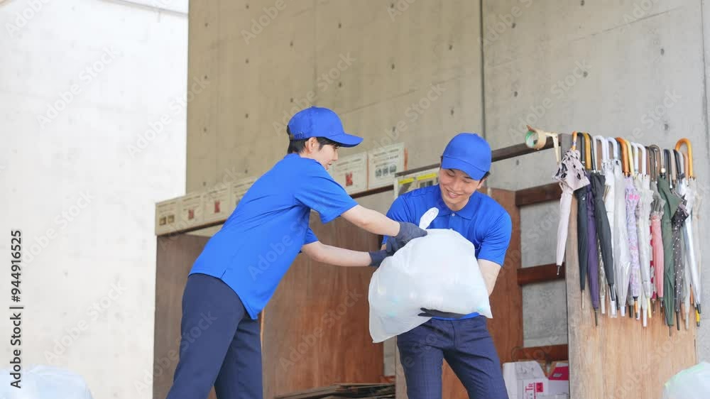 ごみ収集する作業員 ごみ収集する作業員