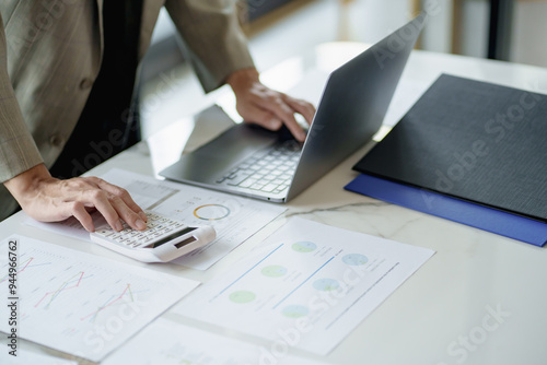 Foto Businessman Analysis Business Accounting working with Individual income tax retu