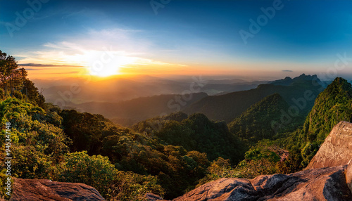 Amanecer en el Bosque Tropical: Un Paraíso Natural entre Montañas photo