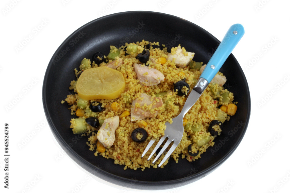 Assiette de semoule estivale avec des morceaux de poulet, des olives ...