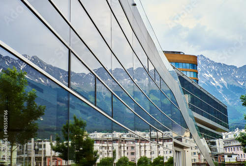 Obraz na plátne Mountains reflection on the modern Innsbruck court house glazed building