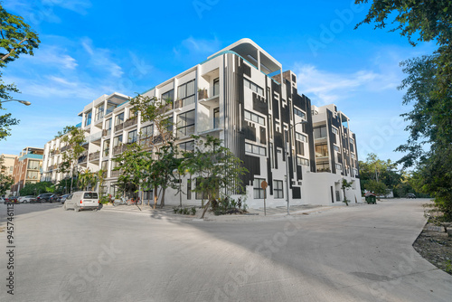 Foto A modern, multi-story apartment building