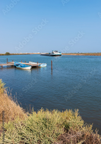 Le canal du Rhone à Sète, au niveau de Villeneuve-lès-Maguelone, Hérault, France photo