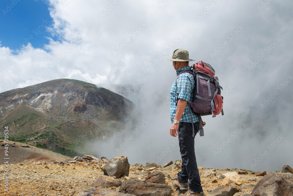 Obraz premium 北アルプスの夏山登山を楽しむ男性