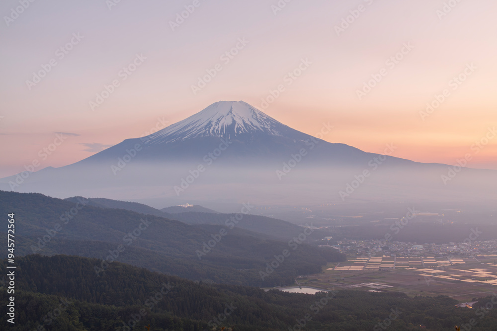 Fototapeta premium 忍野村二十曲峠から朝焼けの富士山