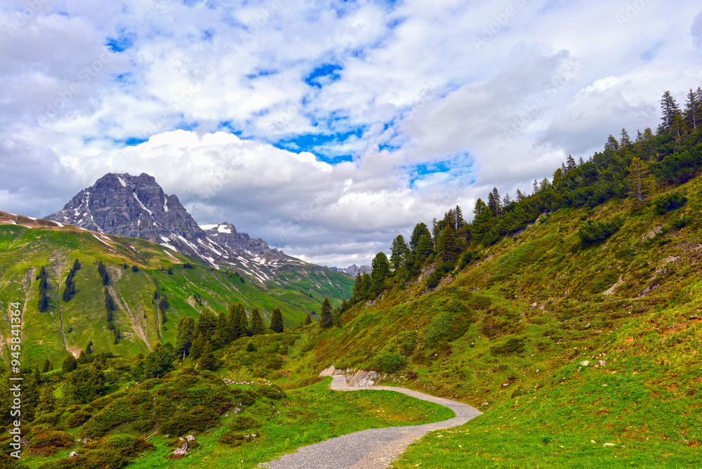Wanderweg am Hochtannbergpass in Warth Vorarlberg, Österreich Wanderweg am Hochtannbergpass in Warth Vorarlberg, Österreich
