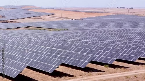 CAMPO DE PLACAS SOLARES TRAVELLING LATERAL HACIA IZQUIERDA PLANO CORTO