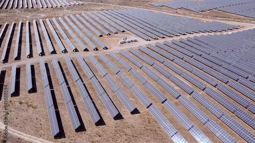 CAMPO SOLAR TRAVELLING LATERAL HACIA LA DERECHA CON DRON