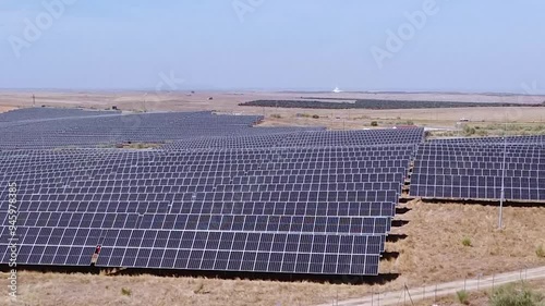  CAMPO DE PLACAS SOLARES,  CON MOVIMIENTO TRAVELLING IN A BAJA ALTURA