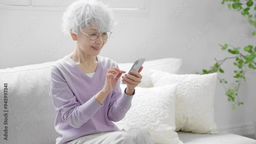 スマートフォンを操作しているシニア女性
スマートフォンを操作しているシニア女性