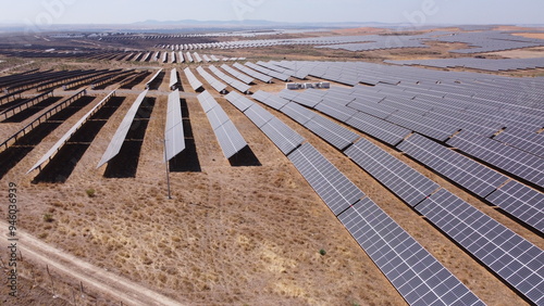 PLACAS SOLARES A 45º EN TERRENO ARIDO