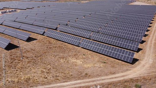 CAMPO SOLAR CON CAMINO DE TIERRA A VISTA DE DRON