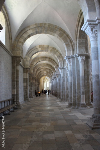 Basilique de Vézelay (intérieur) : nef lattérale