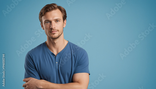 Portrait adulte homme employé souriant fond jaune entretien embauche.