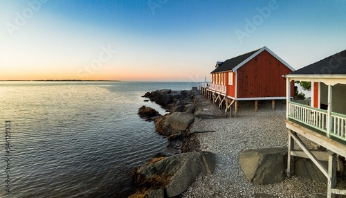 Casa de madera, con vistas al mar, de barandillas blancas y grandes ventanas