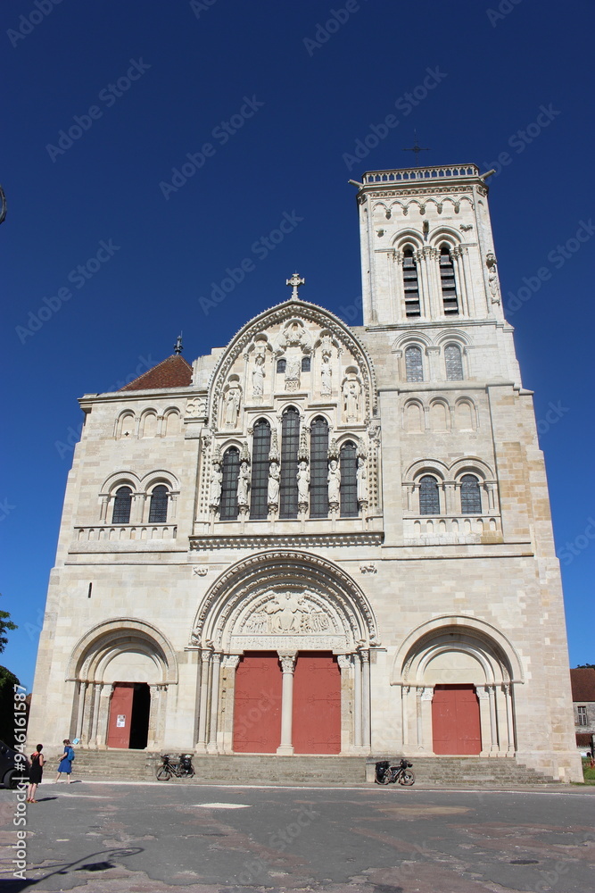 Basilique de Vézelay (extérieur) : façade complète en contreplongée Basilique de Vézelay (extérieur) : façade complète en contreplongée