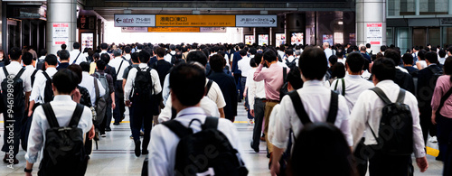 品川駅 の 港南口 に向かう 通勤 する ビジネスパーソン 【 日本社会 の イメージ 】
 photo