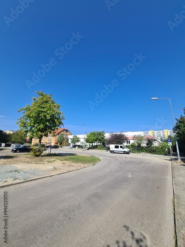 Spaziergang entlang der Parchimer Strasse, an einem sonnigen Tag und mit strahlend blauem Himmel, in Rostock - Lichtenhagen photo