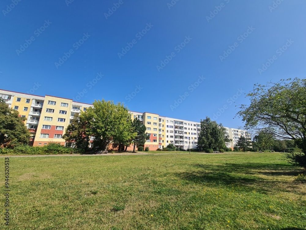 eine Wohngegend mit Wiese in Rostock Lichtenhagen eine Wohngegend mit Wiese in Rostock Lichtenhagen