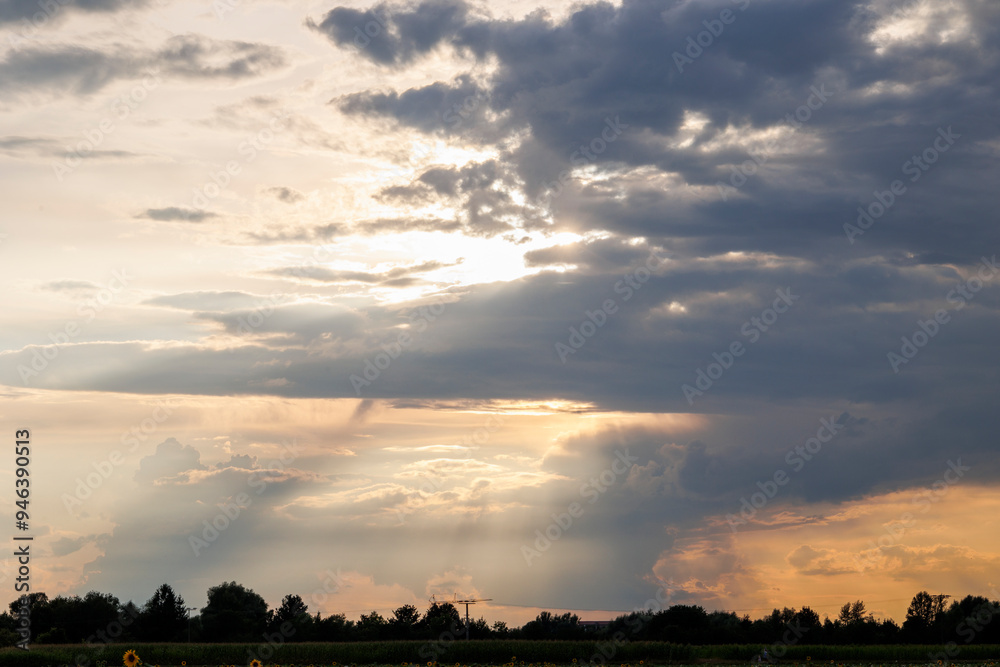 Obraz premium Sunset over the fields near Königsbrunn in a cloudy sky