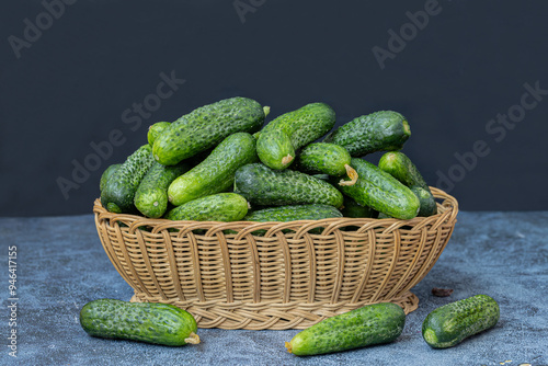 Obraz na płótnie Fresh Cornichon cucumbers in a basket. w salonie
