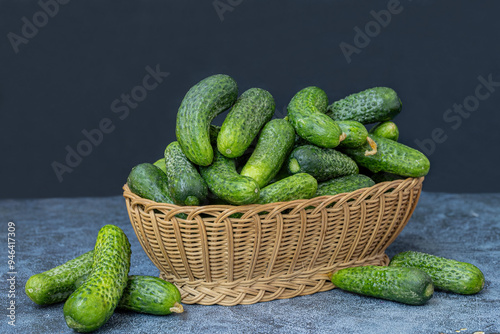 Obraz na płótnie Fresh Cornichon cucumbers in a basket. w salonie