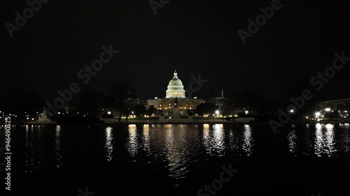 Foto United States Capitol Building at night reflecting off the pool.