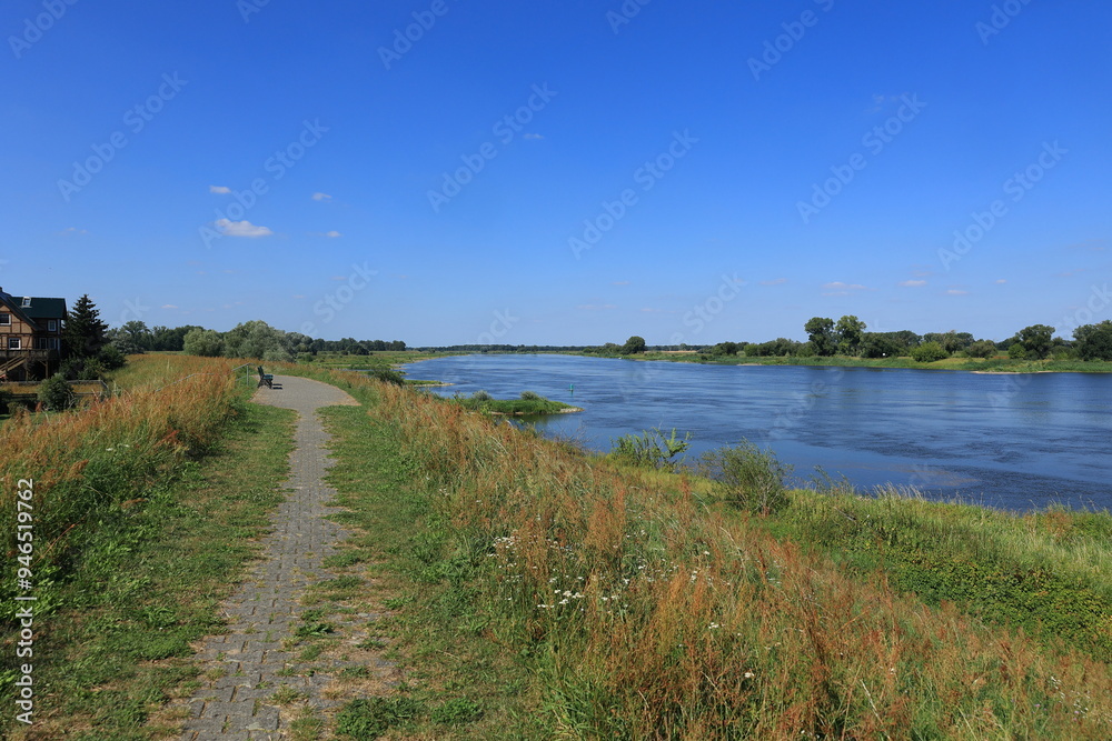 Blick über die Elbe bei Wahrenberg in Sachsen-Anhalt Blick über die Elbe bei Wahrenberg in Sachsen-Anhalt