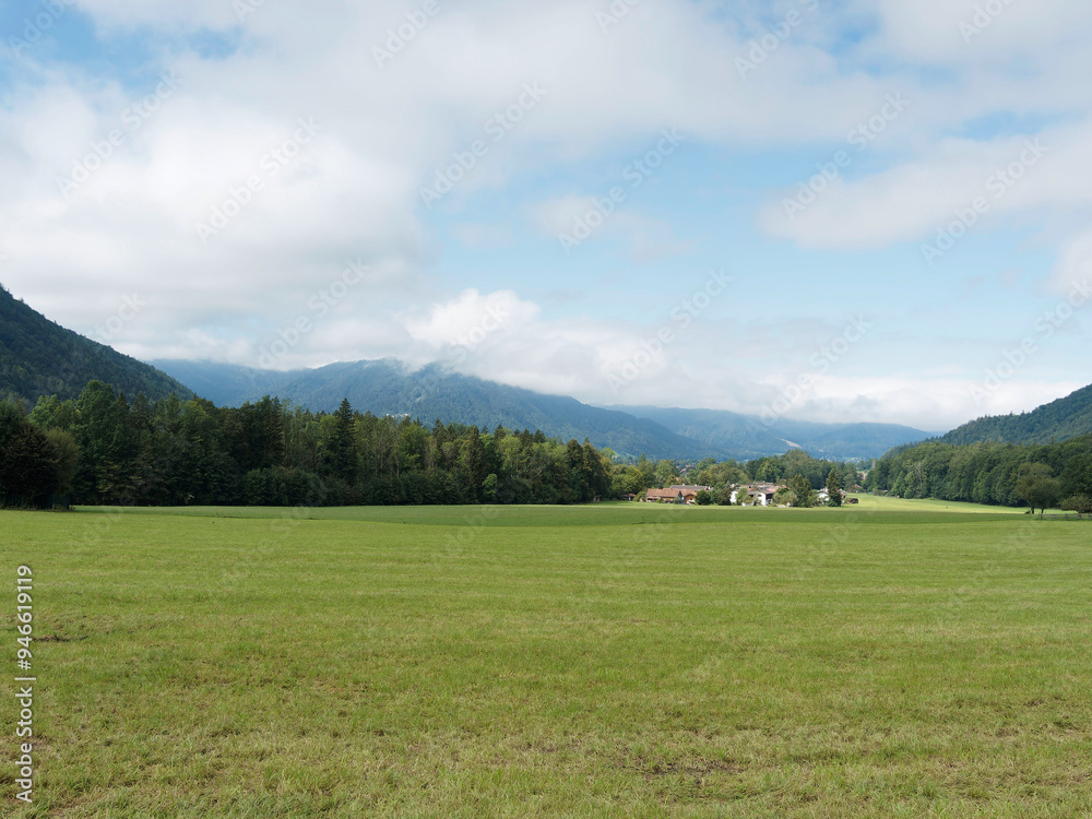 Bayerisches Oberland. Blick auf Enterrottach am Fuße des Wallbergs und den Ortsteil Ellmau mit Blick auf das Hirschbergmassiv und das Tegernseer Tal am Horizont Bayerisches Oberland. Blick auf Enterrottach am Fuße des Wallbergs und den Ortsteil Ellmau mit Blick auf das Hirschbergmassiv und das Tegernseer Tal am Horizont