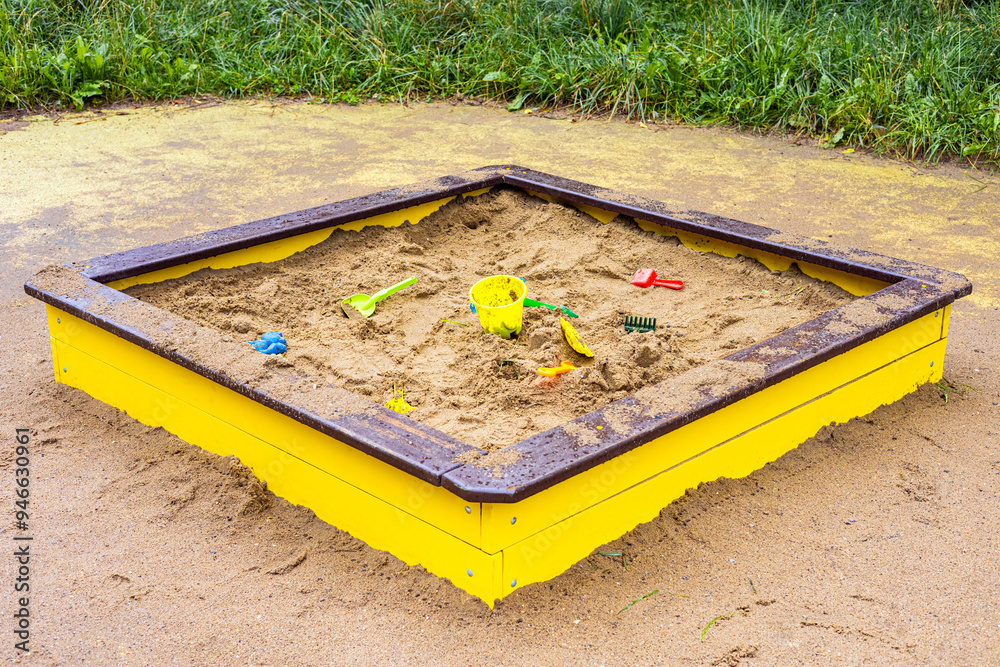 Ταπετσαρία sandbox with colorful toys on the playground
