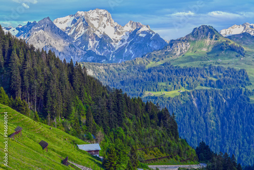 Blick von Faschina-Fontanella auf das Lechquellengebirge in Vorarlberg (Österreich) photo