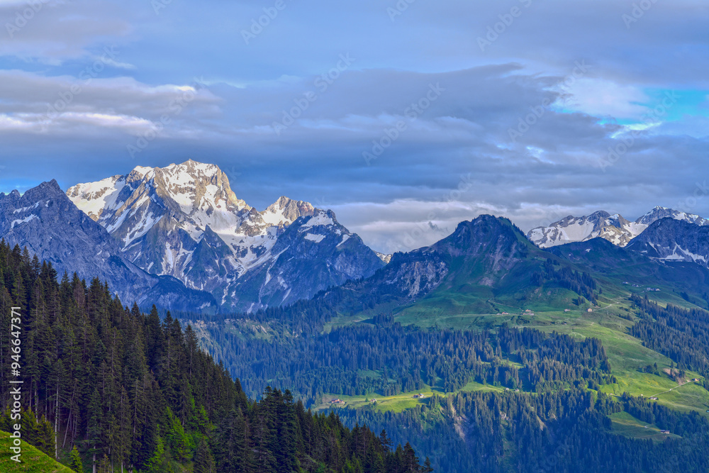 Blick von Faschina-Fontanella auf das Lechquellengebirge in Vorarlberg (Österreich) Blick von Faschina-Fontanella auf das Lechquellengebirge in Vorarlberg (Österreich)