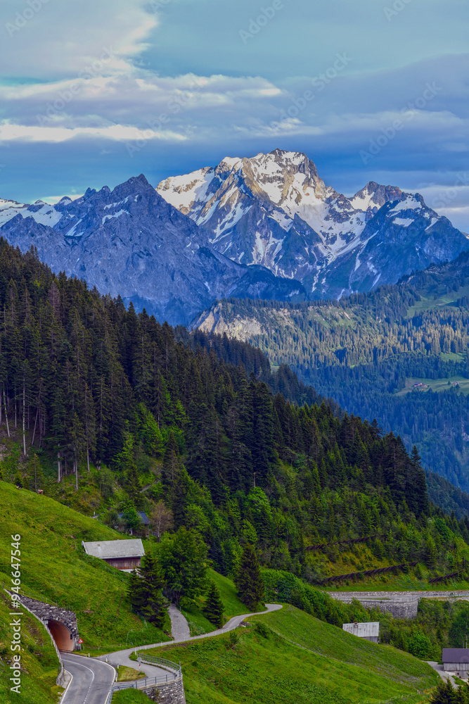 Obraz premium Blick von Faschina-Fontanella auf das Lechquellengebirge in Vorarlberg (Österreich)