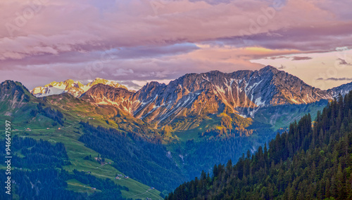 Blick von Faschina-Fontanella auf das Lechquellengebirge in Vorarlberg (Österreich)