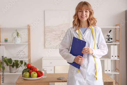 Female nutritionist with cl...