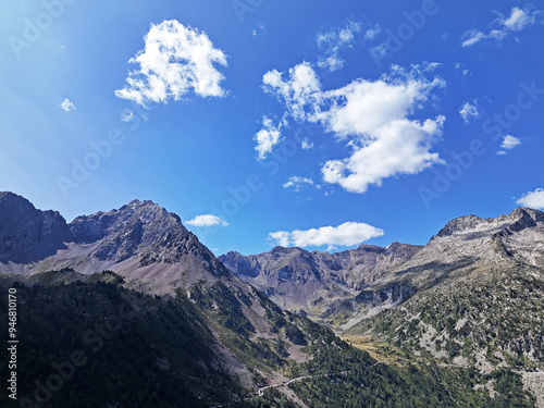 Montagnes et ciel bleu