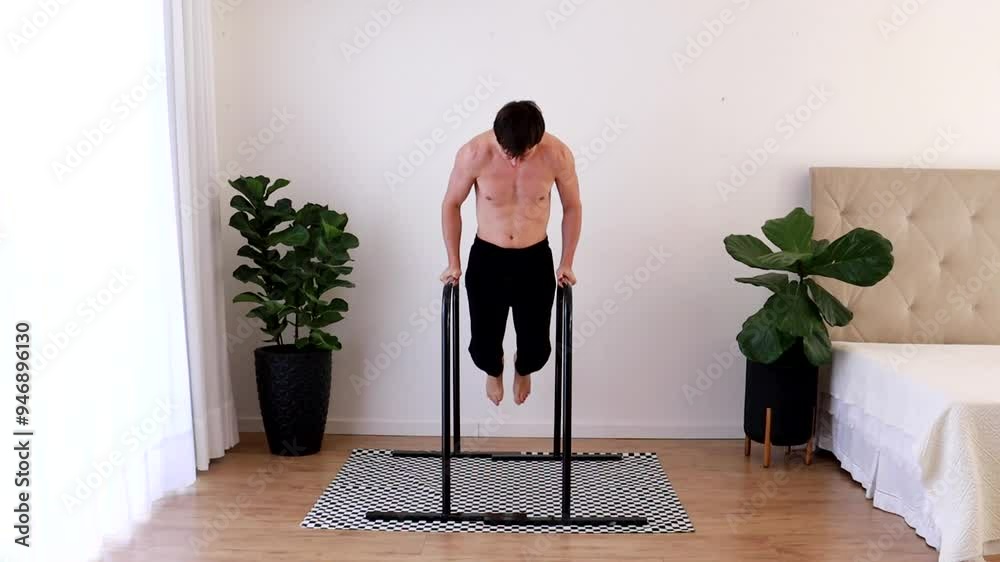 homem fazendo exercicios fisícos em casa com barras de calistenia 