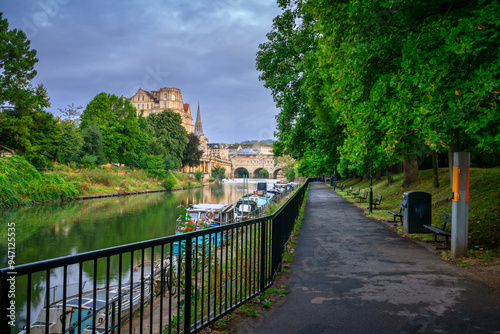 Obraz na płótnie Beautiful skyline scenery of city of Bath with Pulteney bridge, Somerset, England w salonie