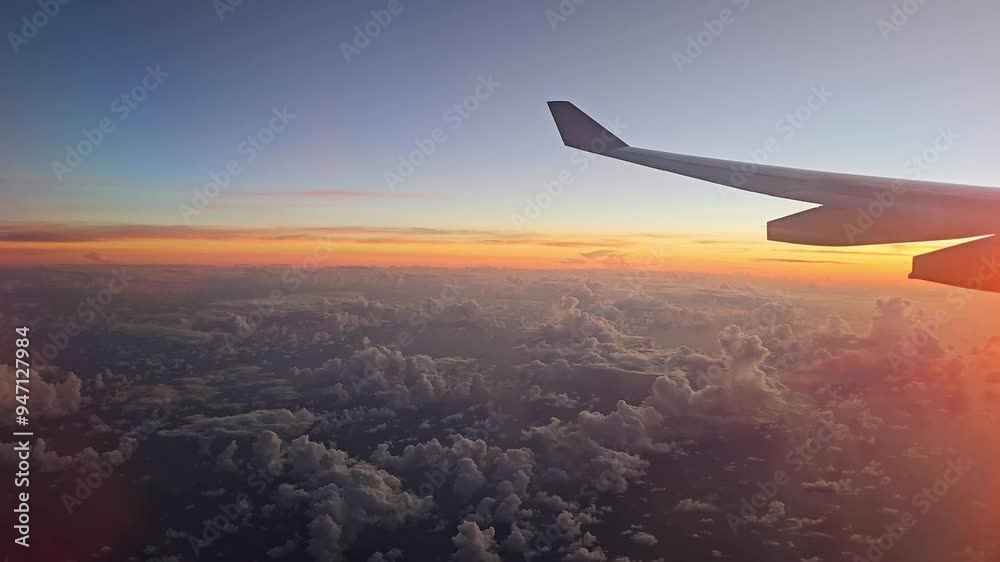 Atardecer sobre las Nubes desde la Ventana de un Avión Atardecer sobre las Nubes desde la Ventana de un Avión