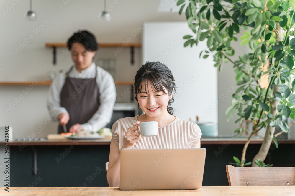 Φωτογραφία 家でテレワークする日本人女性（パソコン・副業・エンジニア）