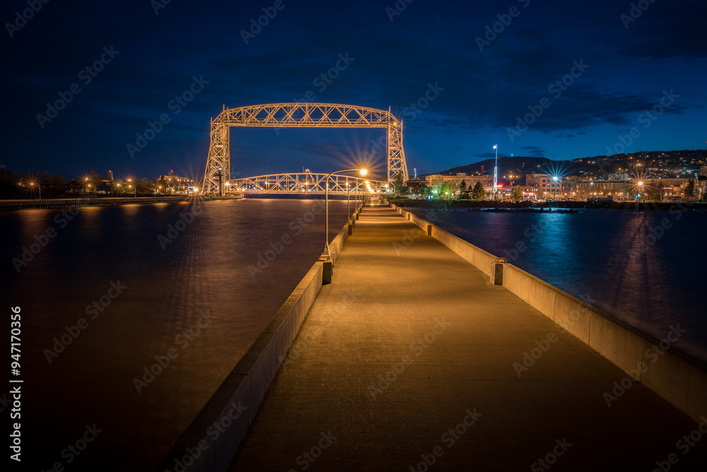 Fototapeta premium Duluth lift bridge at night