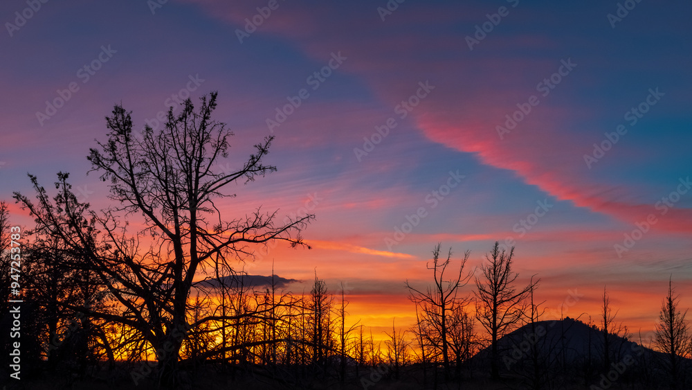 Obraz premium Amazing Sunset over Lava Beds National Monument, California