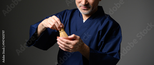 お茶をたてる男性 photo