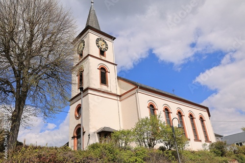 Blick auf eine Historische Kirche in Schalkenmehren in der Eifel photo