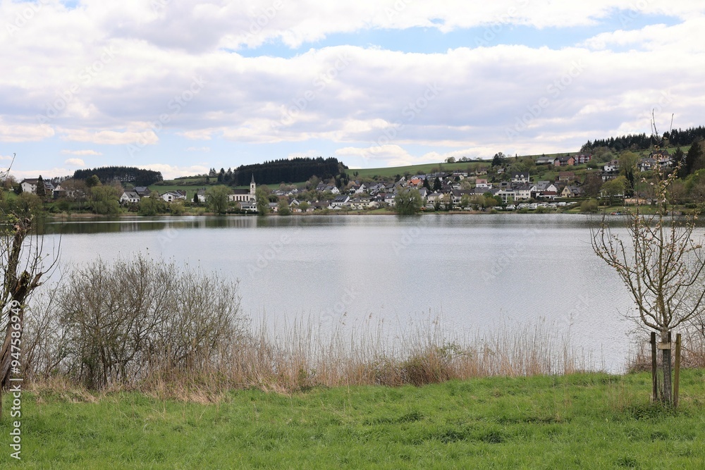 Blick auf das Schalkenmehrener Maar bei Daun in der Eifel Blick auf das Schalkenmehrener Maar bei Daun in der Eifel