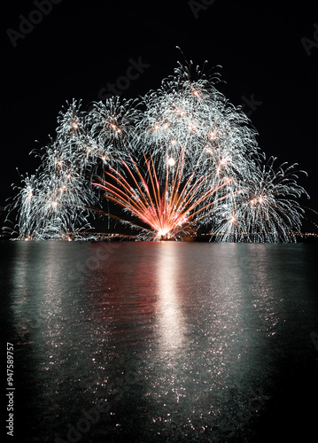 Feu d'artifice sur l'étang de Thau à Mèze dans le département de l'Hérault - région Occitanie