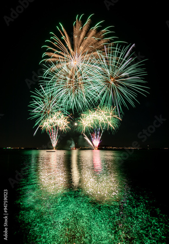 Принти на полотні Feu d'artifice sur l'étang de Thau à Mèze dans le département de l'Hérault - rég