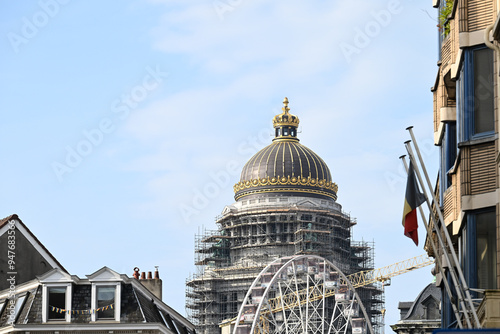 Belgique Bruxelles Palais de Justice travaux chantier roue drapeau